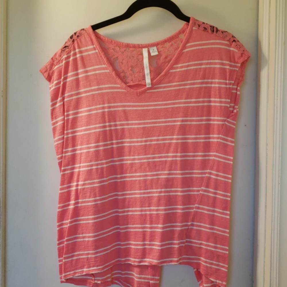 LC vneck, peekaboo & lace back